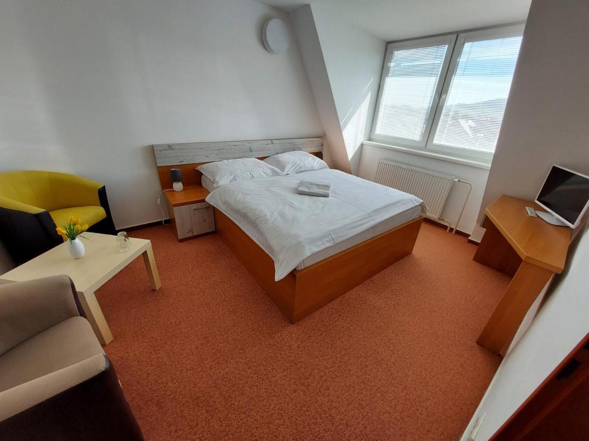 Agrohotel Tri Brezy Hrustin المظهر الخارجي الصورة