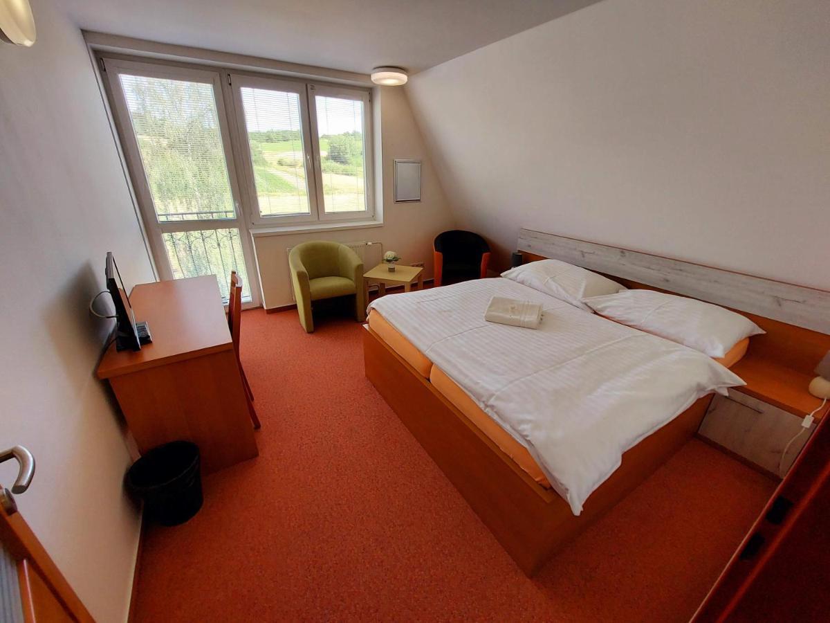 Agrohotel Tri Brezy Hrustin المظهر الخارجي الصورة